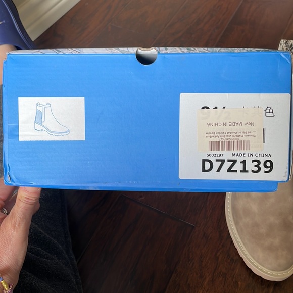 Women’s Brown NWT 9.5 Combat Fashion Booties - Picture 6 of 8